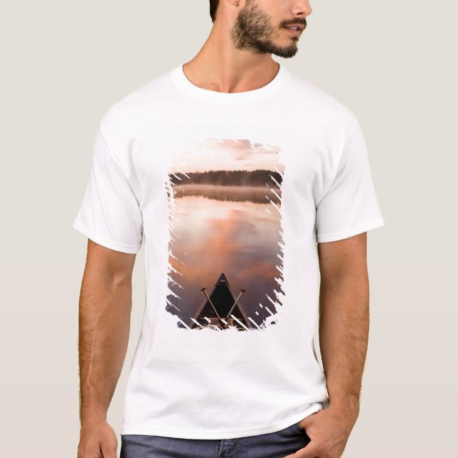 Camiseta Uma canoa repousa na costa do Lago Pawtuckaway (Frente)