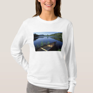 Camiseta Uma canoa repousa na margem do Little Long Pond