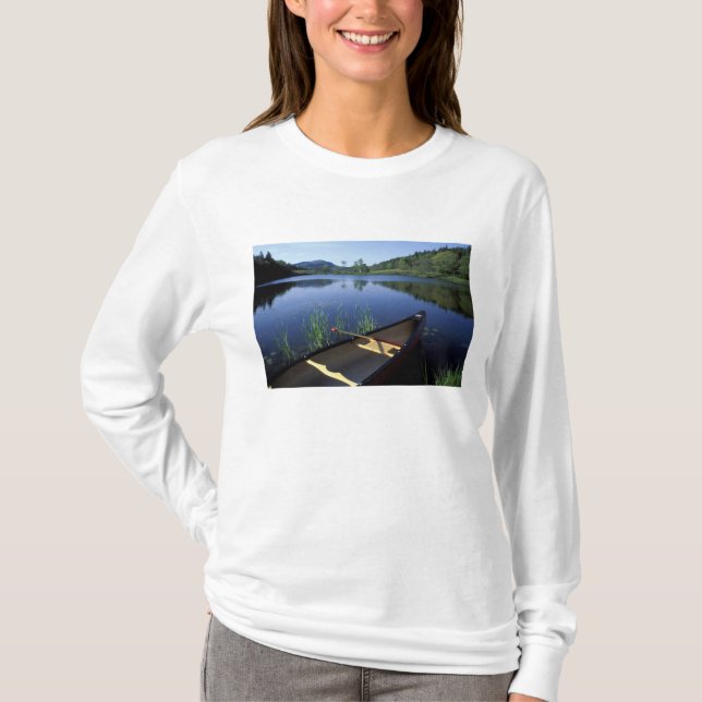 Camiseta Uma canoa repousa na margem do Little Long Pond (Frente)