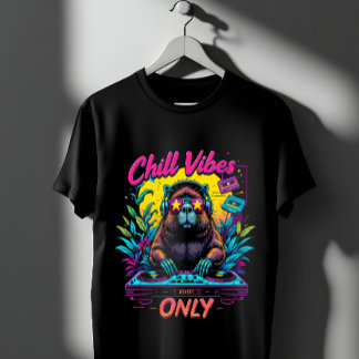 Camiseta Uma capybara DJ misturando trilhas em mesas-redond