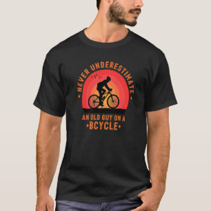 Camiseta Uma Cara Antiga Em Uma Vintagem De Ciclo Nunca Des
