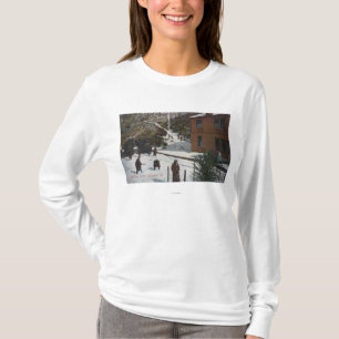Camiseta Uma cena do inverno, adultos que jogam na neve