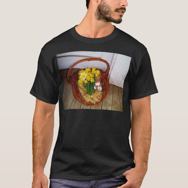 Camiseta Uma cesta de narcisos amarelos e ovos de Páscoa fl (Frente)