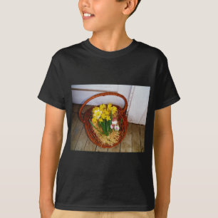 Camiseta Uma cesta de narcisos amarelos e ovos de Páscoa fl
