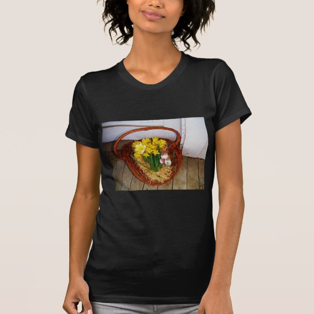 Camiseta Uma cesta de narcisos amarelos e ovos de Páscoa fl (Frente)