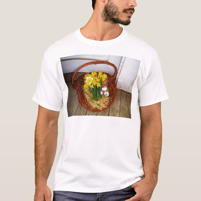 Camiseta Uma cesta de narcisos amarelos e ovos de Páscoa fl (Frente)