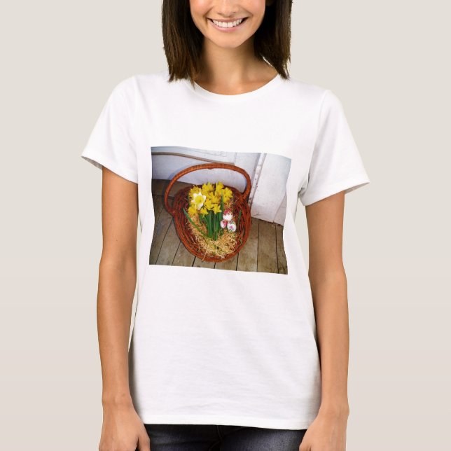 Camiseta Uma cesta de narcisos amarelos e ovos de Páscoa fl (Frente)