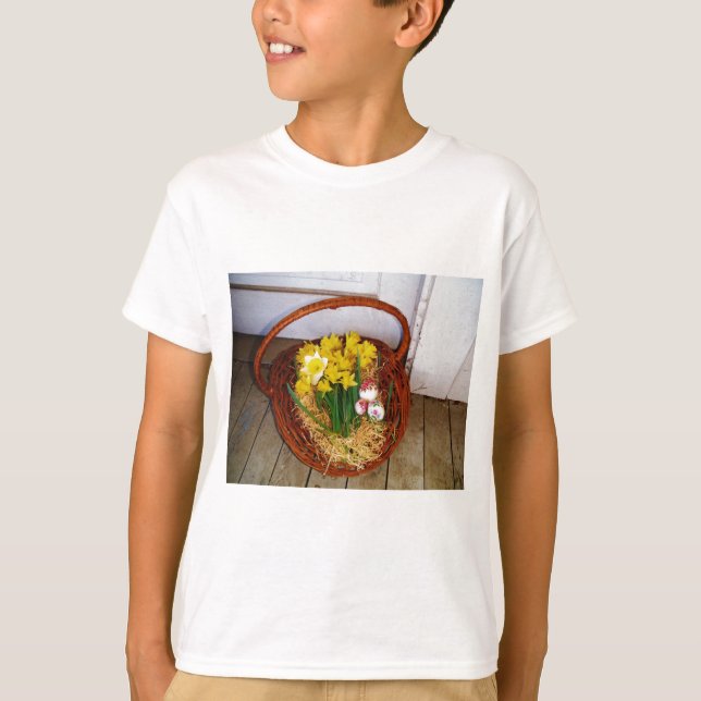 Camiseta Uma cesta de narcisos amarelos e ovos de Páscoa fl (Frente)