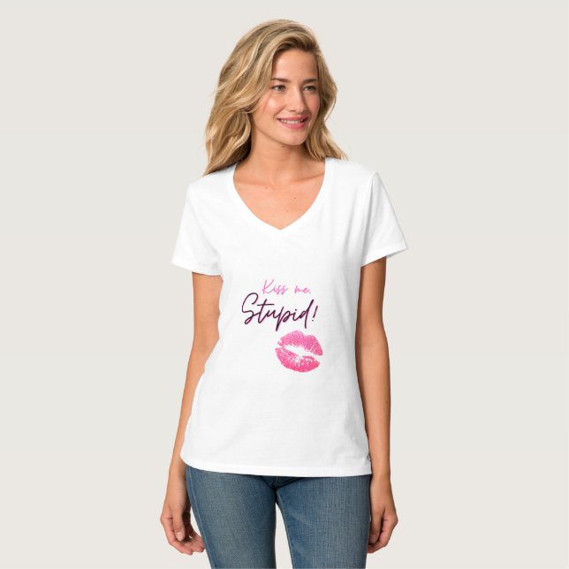 Camiseta Uma citação rosa com um beijo - Beije-me, estúpido (Frente Completa)