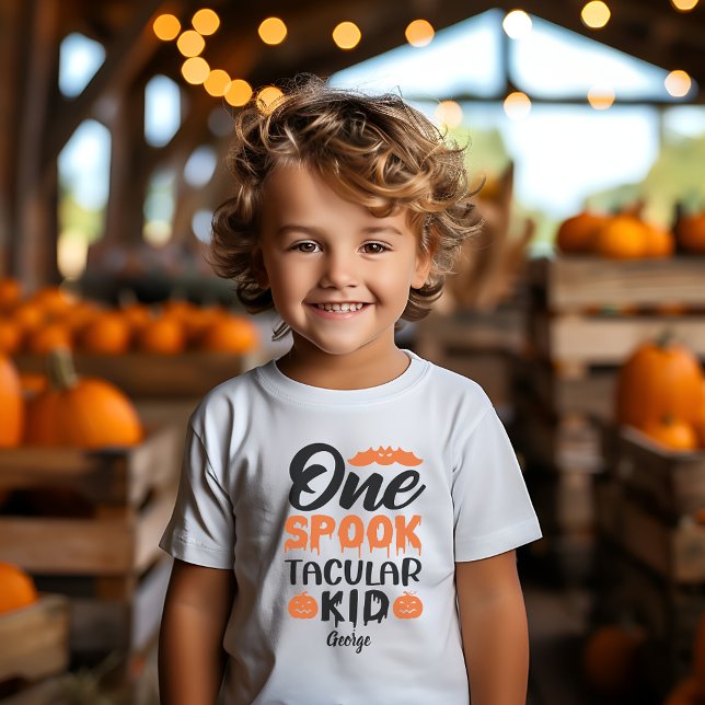 Camiseta Uma criança SPOOKTACULAR personalizou a estação as (One SPOOKTACULAR kid personalized spooky season T-Shirt)