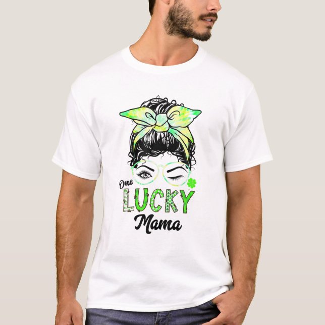 Camiseta Uma Dia de São Patrício Sortuda Mama Messy Bun Hai (Frente)