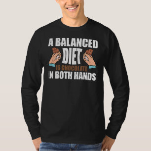 Camiseta Uma Dieta Equilibrada É Chocolate Em Ambas As Mãos
