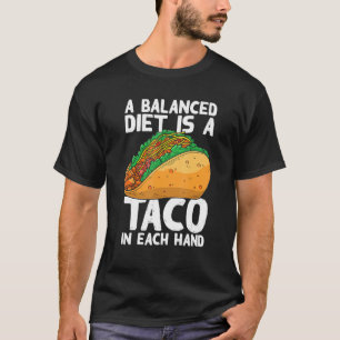 Camiseta Uma Dieta Equilibrada É Um Taco Em Cada Mão De Um