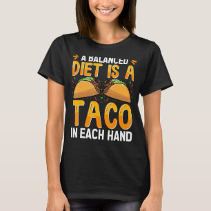 Camiseta Uma Dieta Equilibrada É Um Taco Em Cada Mão De Um