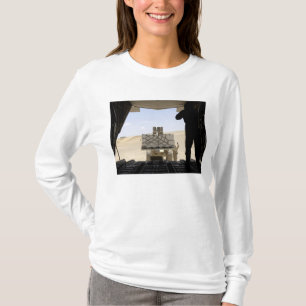 Camiseta Uma empilhadeira carrega a carga em A.A. - 130