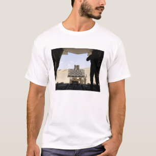 Camiseta Uma empilhadeira carrega a carga em A.A. - 130
