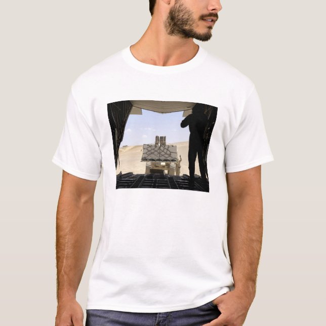 Camiseta Uma empilhadeira carrega carga em um Hércules C-13 (Frente)