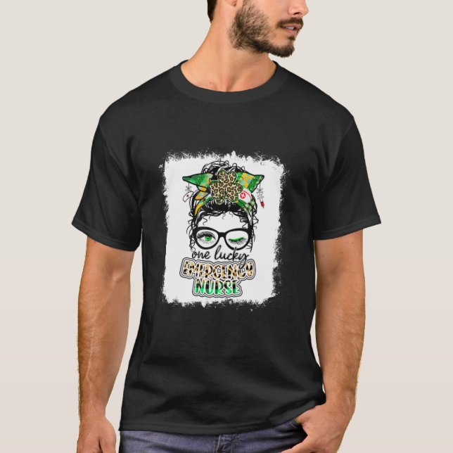 Camiseta Uma Enfermeira de Emergência Sortuda Uma Enfermeir (Frente)