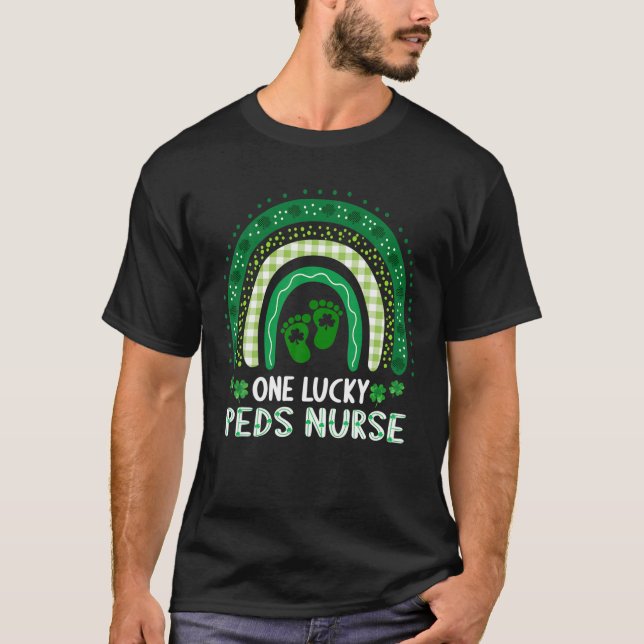 Camiseta Uma enfermeira de PEDS sortuda Rua Arco-Íris. (Frente)