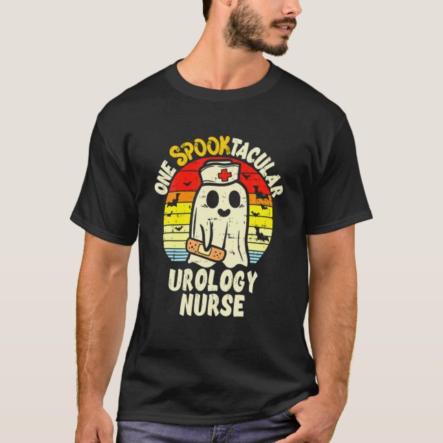 Camiseta Uma Enfermeira de Urologia Spooktacular Halloween  (Frente)