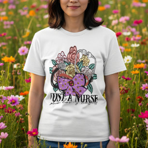 Camiseta Uma enfermeira que ama Jesus Arco Stethoscope Flor