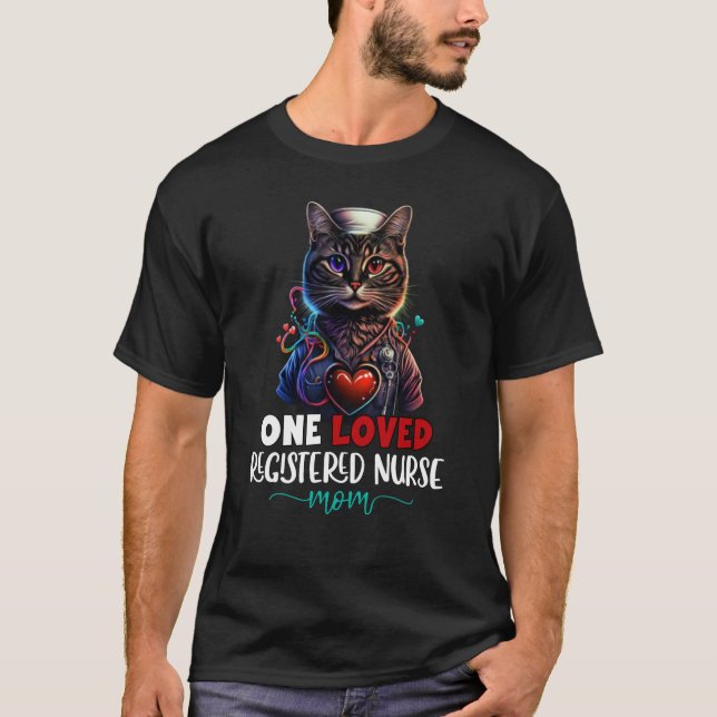 Camiseta Uma Enfermeira Registrada Amada RN Mãe Gato Colori (Frente)