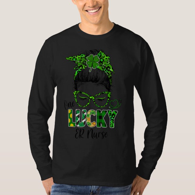 Camiseta Uma Enfermeira Sortuda Messy Bun Shamrock Rua Patr (Frente)
