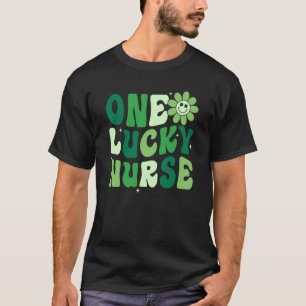 Camiseta Uma Enfermeira Sortuda Trevo Irlandês Groovy Feliz