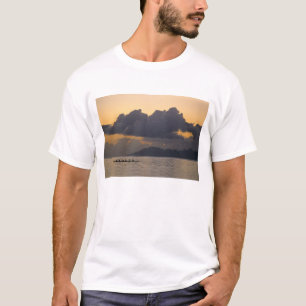 Camiseta Uma equipe de canoa outrigger pratica na costa