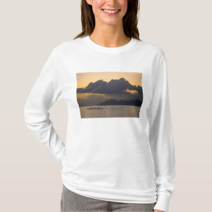 Camiseta Uma equipe de canoa outrigger pratica na costa