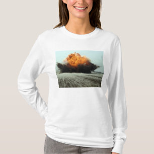 Camiseta Uma explosão entra em erupção