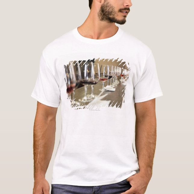 Camiseta Uma fileira longa de vidros de vinho setup assim (Frente)