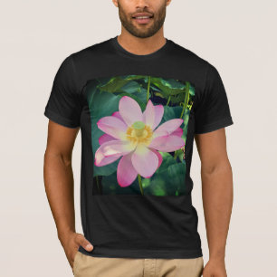Camiseta Uma flor de lótus vibrante