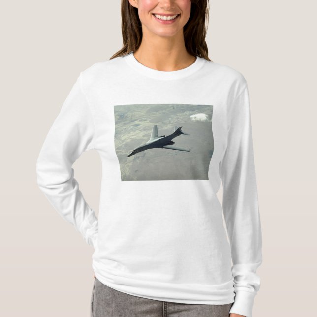 Camiseta Uma Força Aérea dos EUA B-1B Lancer numa patrulha  (Frente)