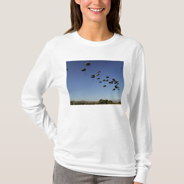 Camiseta Uma Força Aérea dos EUA C-17 Globemaster III 2 (Frente)