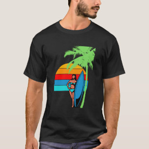 Camiseta Uma Garota ao Lado de uma Palmeira na Praia” Tropi
