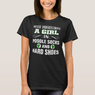 Camiseta Uma garota em Meias de Poodle e Calçados de Duro D