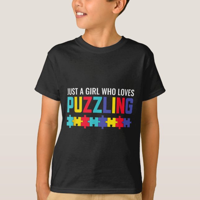 Camiseta Uma Garota Que Ama Enigma Enigma Horror (Frente)