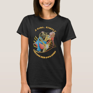 CAMISETA UMA GAROTA, SIMPLESMENTE TOTANDO O SEU PRÓPRIO CAV