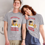 Camiseta Uma Graduação Personalizada de Foto Smart Cookie<br><div class="desc">Diga ao seu biscoito inteligente que está orgulhoso deles com esta camiseta engraçada. Este gráfico é perfeito para celebrar jovens formandos ou embaraçosos velhos. Ele apresenta seu nome personalizado, o slogan "UM SMART COOKIE" e sua foto personalizada junto com uma ilustração de um biscoito de sanduíche de baunilha vestindo alguns...</div>