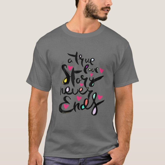 Camiseta Uma História De Amor Verdadeiro Nunca Termina (Frente)
