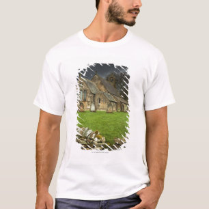 Camiseta Uma igreja velha sob um céu escuro