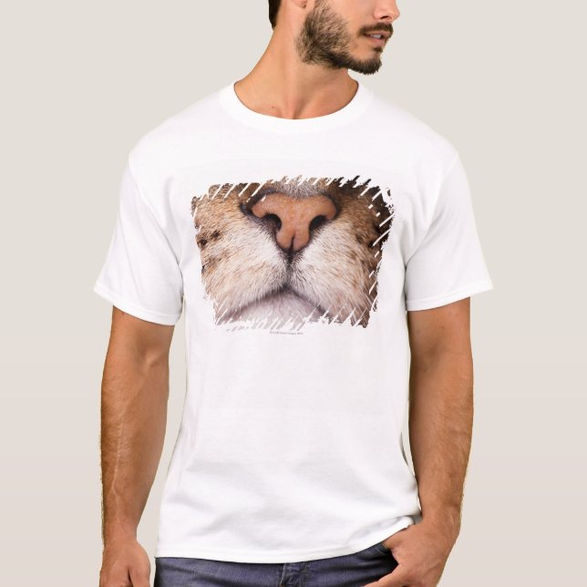 Camiseta Uma imagem macro do nariz e da boca de um gato (Frente)