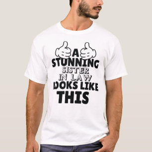 Camiseta Uma irmã espantosa de direito parece-se com esta