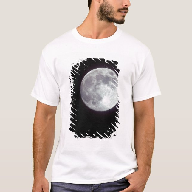 Camiseta Uma lua de cheio brilhante num céu noturno preto. (Frente)