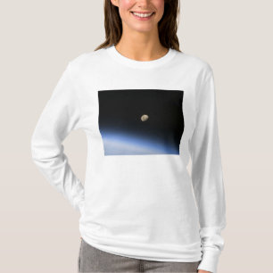 Camiseta Uma lua gibbous visível acima da atmosfera de