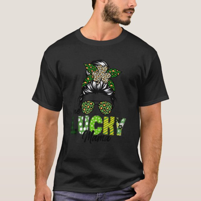 Camiseta Uma Lucky Mama Leopard Messy Bun Saint Patrick D (Frente)