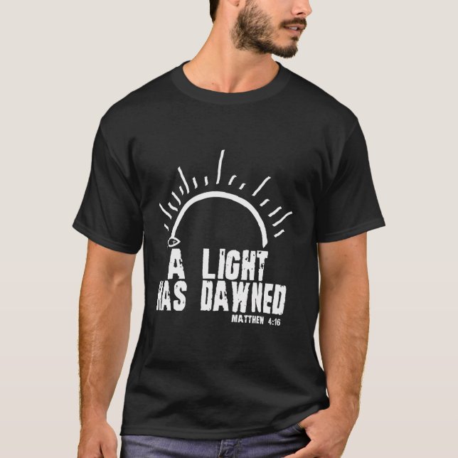 Camiseta Uma Luz Desenterrou Mateus 4 16 Fé Cristã (Frente)