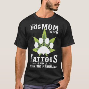Camiseta Uma Mãe De Cachorro Com Tatuagens E Um Problema De