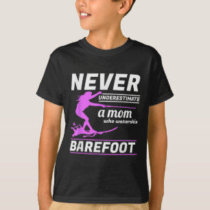 Camiseta Uma Mãe Que Desvia Água Descalça Pé Descendo Corda